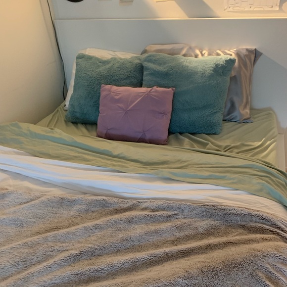 3 Pillows - Picture 2 of 4